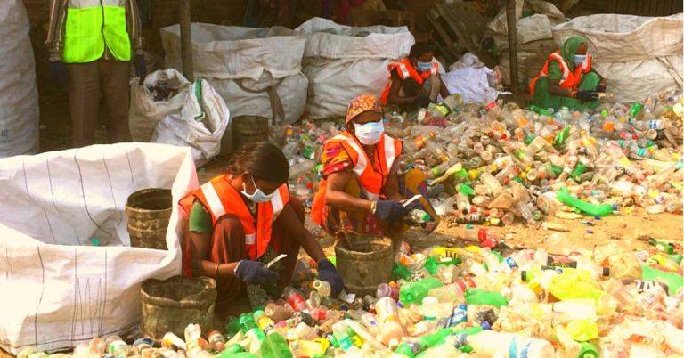 नक्सली इलाके में प्रशासन की अनोखी पहल, प्लास्टिक कचरे के बदले मुफ्त खाना